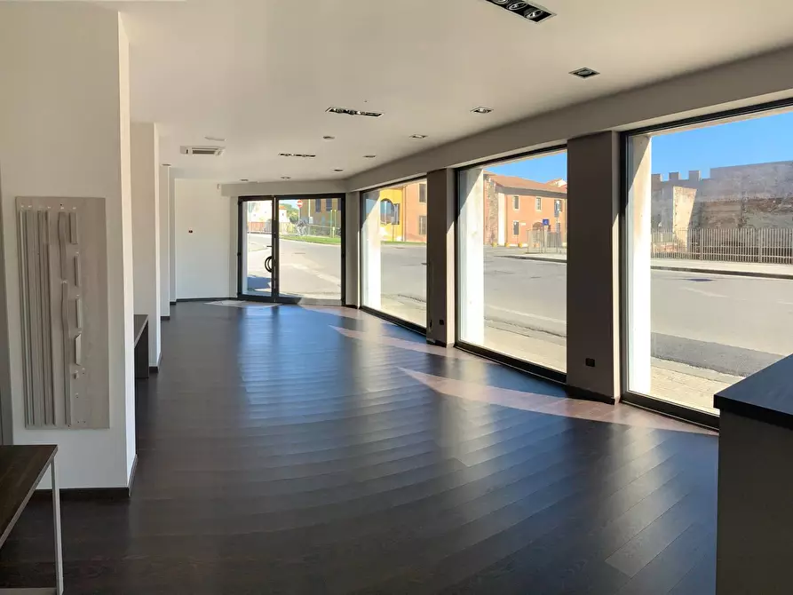 Immagine 30 di Locale commerciale in vendita  a Pisa