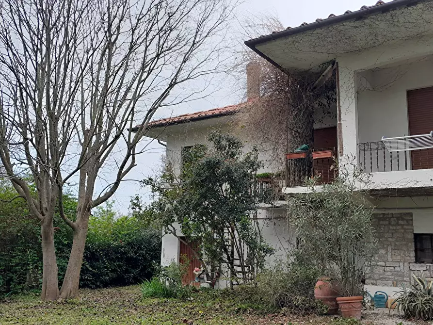 Immagine 2 di Villa in vendita  a San Giuliano Terme