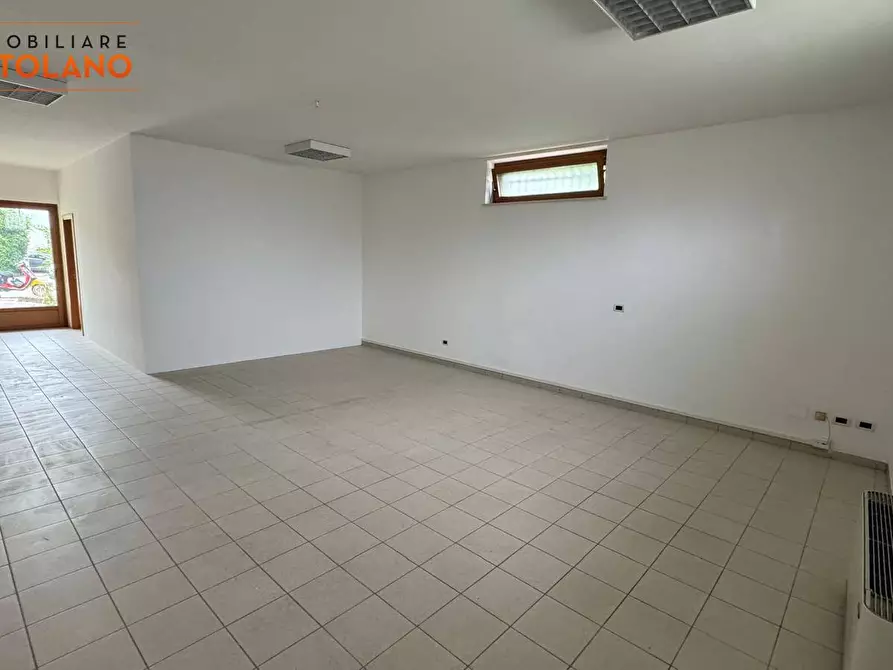 Immagine 2 di Locale commerciale in vendita  in Via F.lli Mucchiut a Sagrado