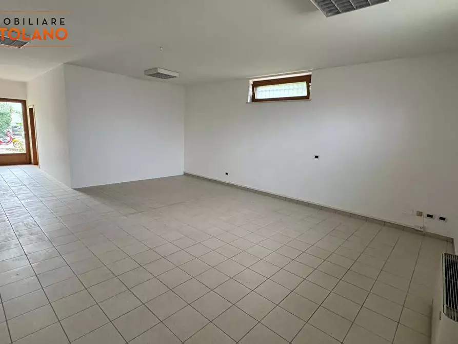 Immagine 13 di Locale commerciale in vendita  in Via F.lli Mucchiut a Sagrado