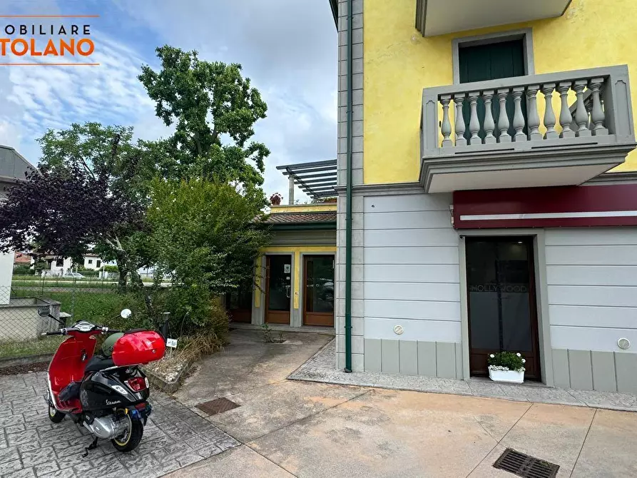 Immagine 3 di Locale commerciale in vendita  in Via F.lli Mucchiut a Sagrado