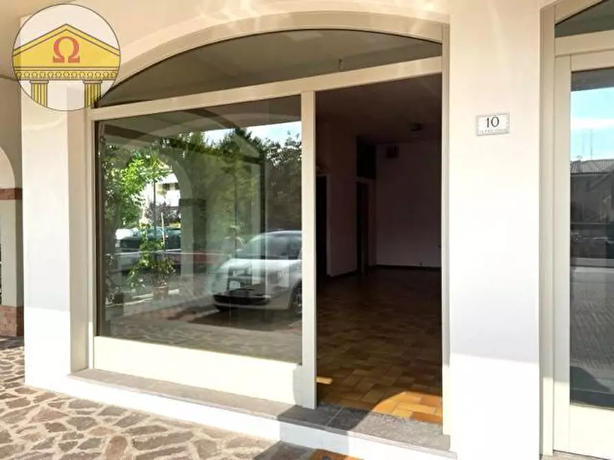 Immagine 2 di Negozio in vendita  a Maserada Sul Piave