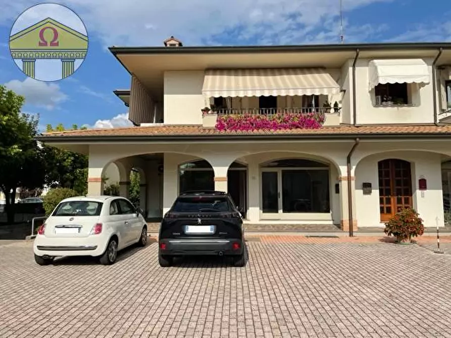 Immagine 8 di Negozio in vendita  a Maserada Sul Piave