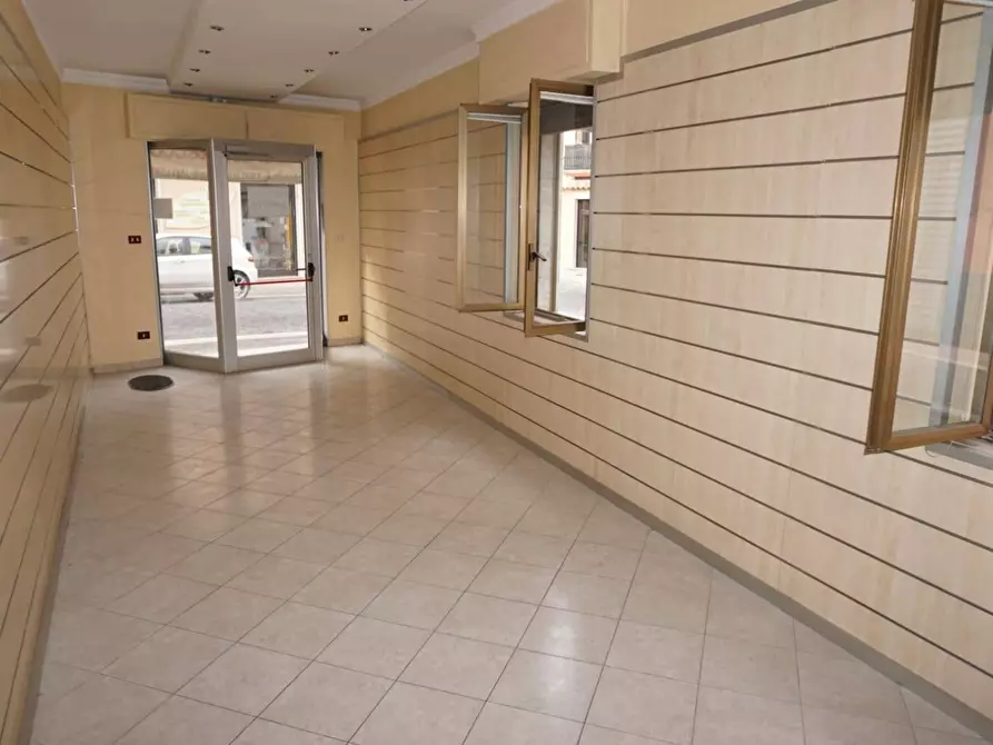 Immagine 4 di Locale commerciale in affitto  in Corso Vittorio Veneto a Grottaminarda