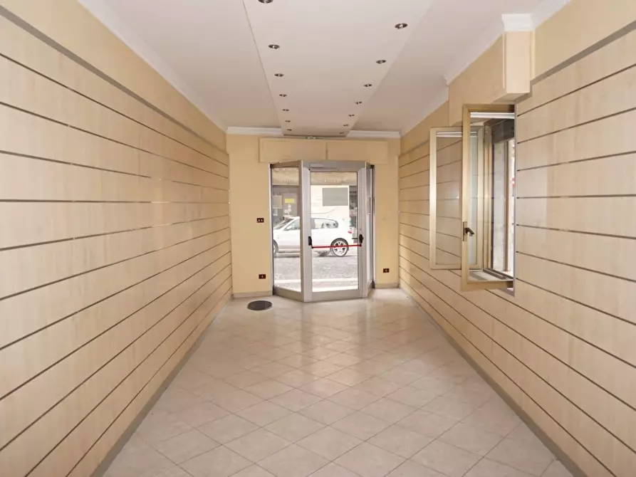 Immagine 5 di Locale commerciale in affitto  in Corso Vittorio Veneto a Grottaminarda