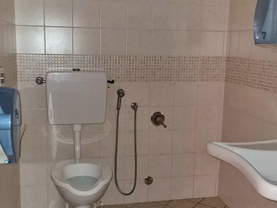 Immagine 12 di Locale commerciale in affitto  in Via Valle a Grottaminarda