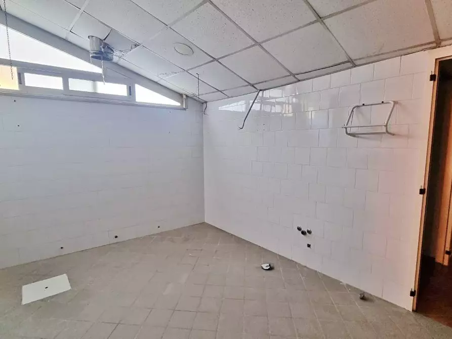 Immagine 10 di Locale commerciale in affitto  in Via Valle a Grottaminarda