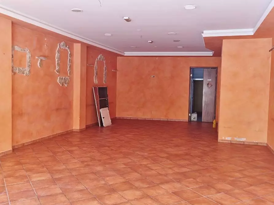 Immagine 6 di Locale commerciale in affitto  in Via Valle a Grottaminarda