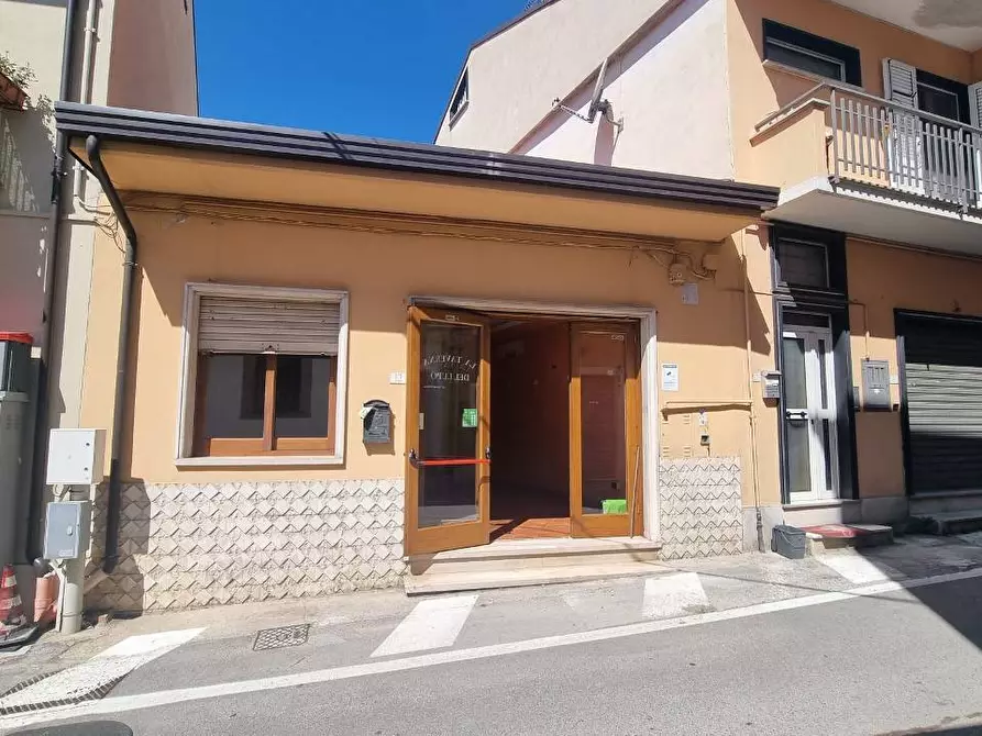 Immagine 4 di Locale commerciale in affitto  in Via Valle a Grottaminarda
