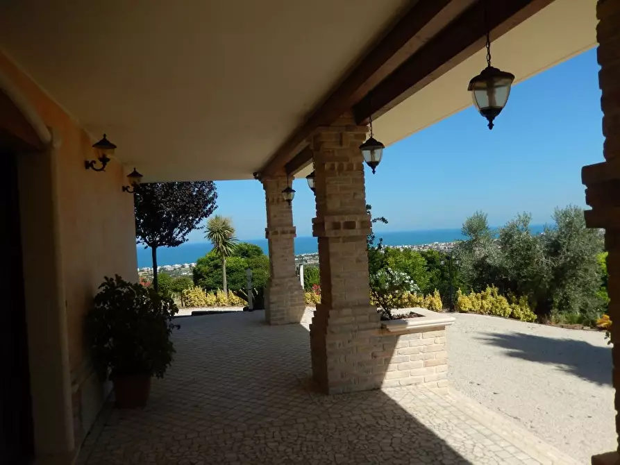 Immagine 1 di Villa in vendita  a Colonnella