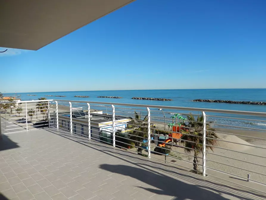 Immagine 4 di Appartamento in vendita  in I fila mare a Cupra Marittima