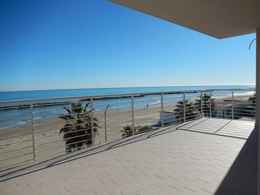 Immagine 6 di Appartamento in vendita  in I fila mare a Cupra Marittima