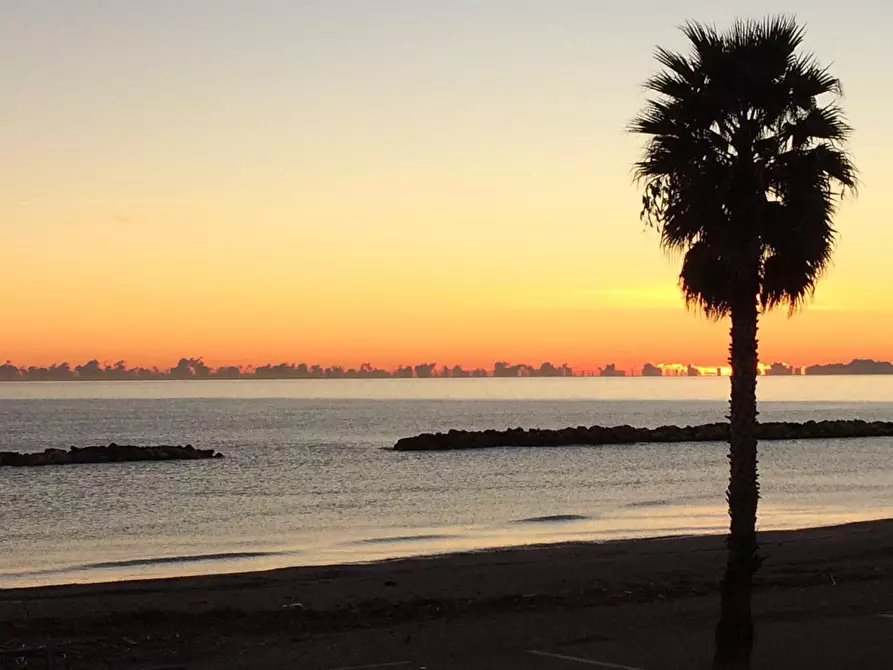 Immagine 19 di Appartamento in vendita  in I fila mare a Cupra Marittima