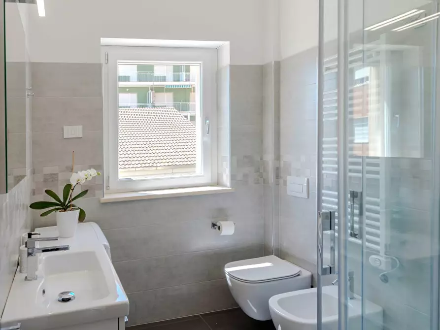 Immagine 17 di Appartamento in vendita  in I fila mare a Cupra Marittima