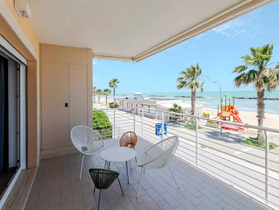 Immagine 2 di Appartamento in vendita  in I fila mare a Cupra Marittima