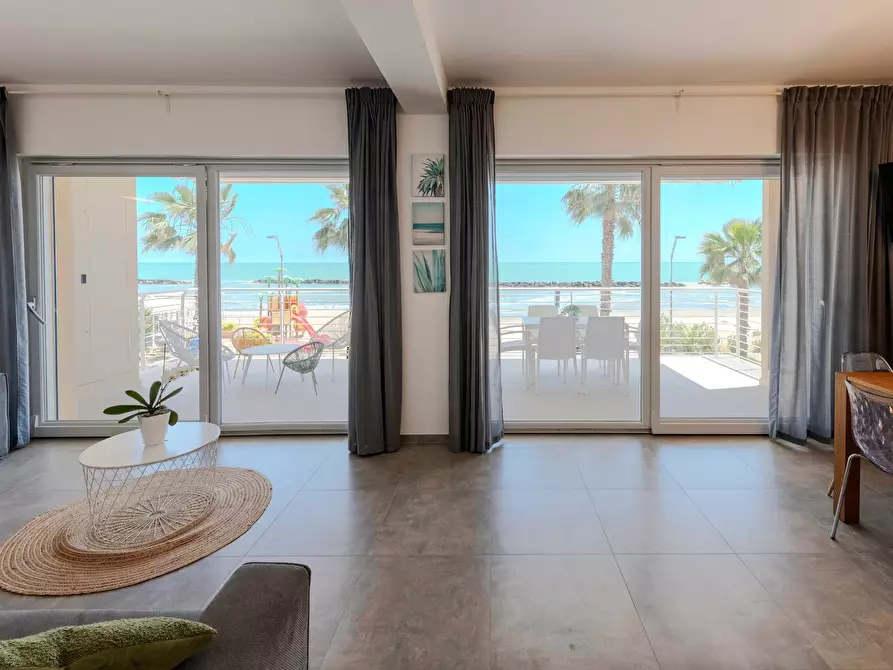 Immagine 5 di Appartamento in vendita  in I fila mare a Cupra Marittima