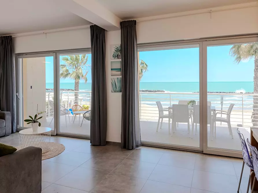 Immagine 7 di Appartamento in vendita  in I fila mare a Cupra Marittima