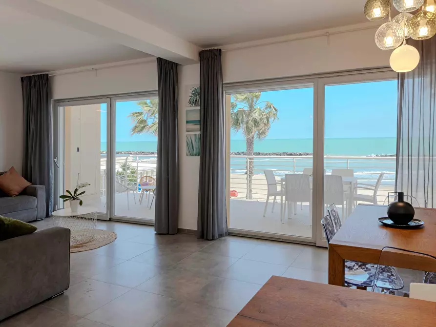 Immagine 10 di Appartamento in vendita  in I fila mare a Cupra Marittima