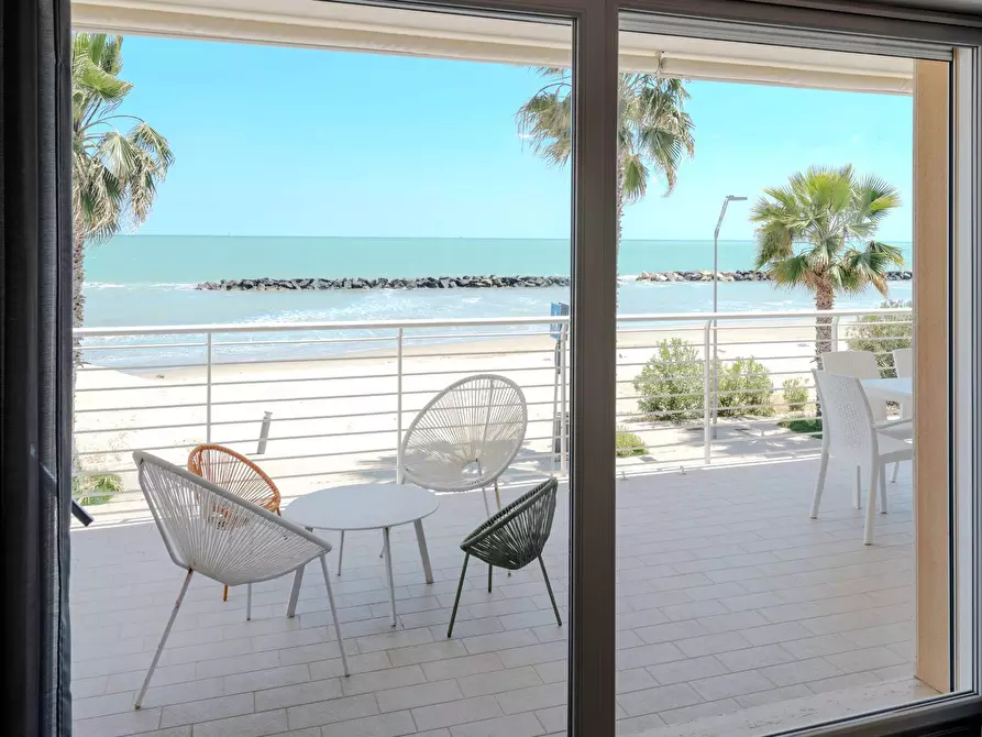 Immagine 3 di Appartamento in vendita  in I fila mare a Cupra Marittima