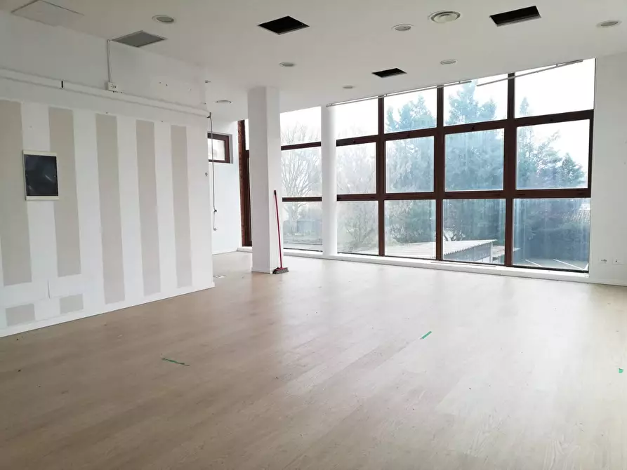 Immagine 2 di Attività commerciale in affitto  in via cremona a Mantova