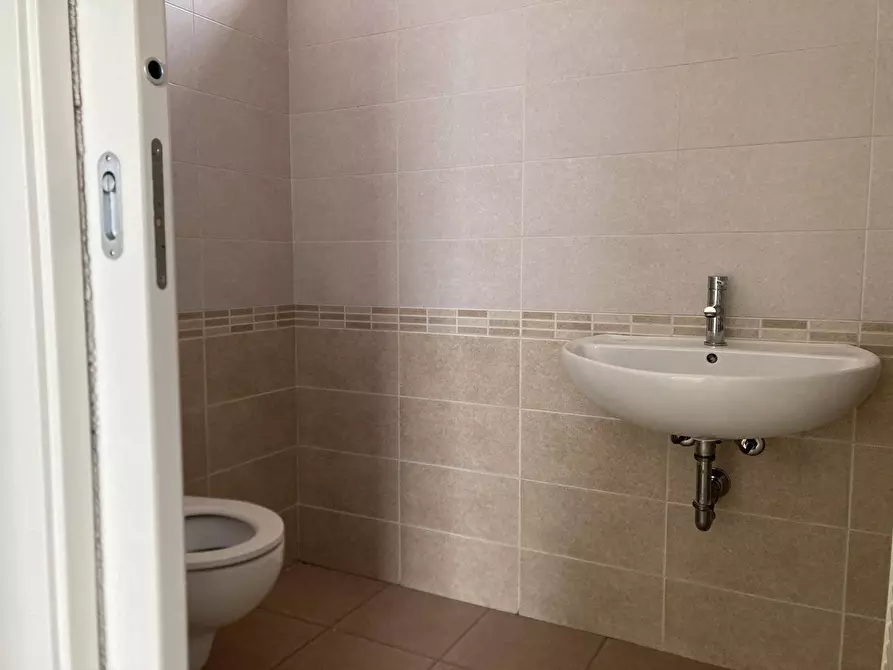 Immagine 10 di Attività commerciale in affitto  in via cremona a Mantova