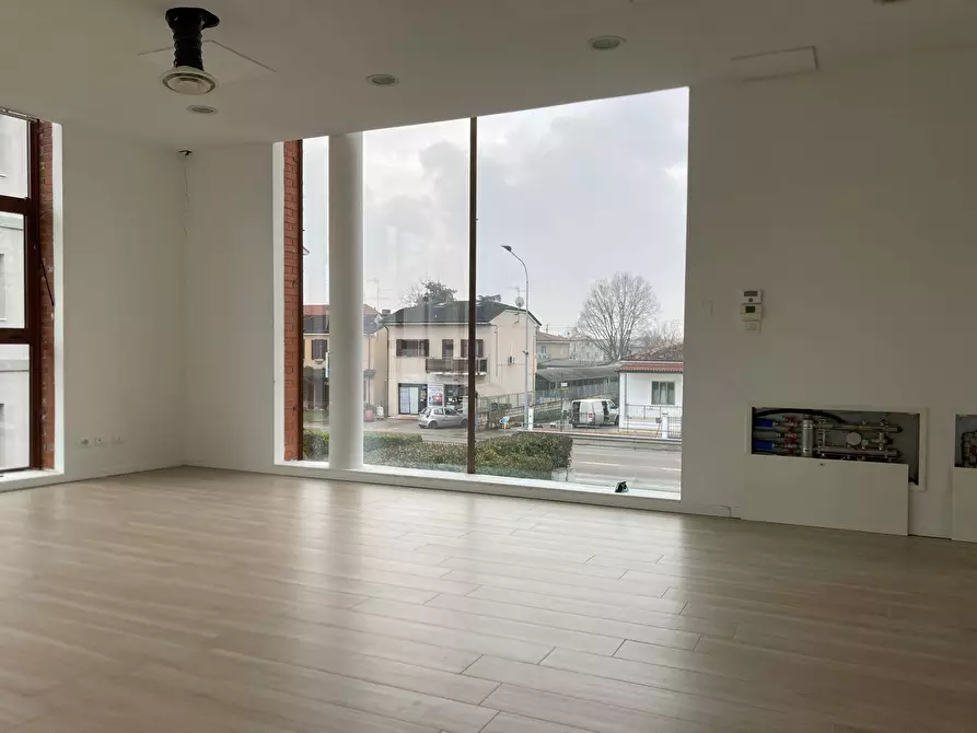 Immagine 4 di Attività commerciale in affitto  in via cremona a Mantova