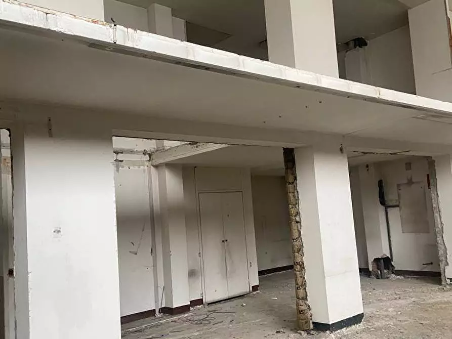 Immagine 4 di Negozio in affitto  a Busto Arsizio