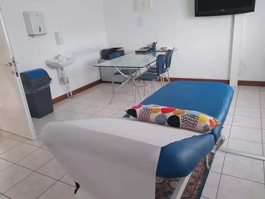 Immagine 3 di Attività commerciale in affitto  a Cassano Magnago