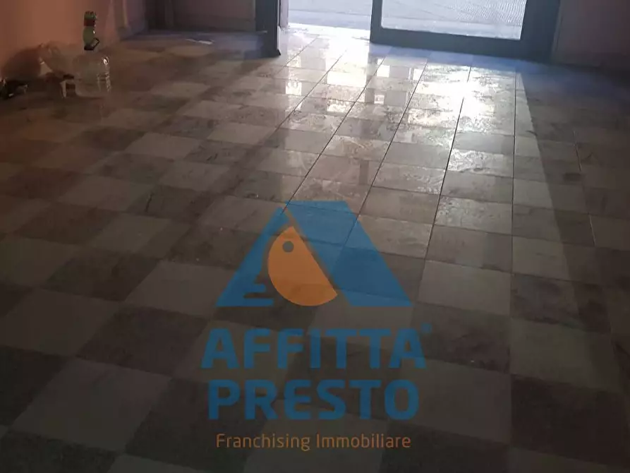 Immagine 2 di Negozio in affitto  a Empoli