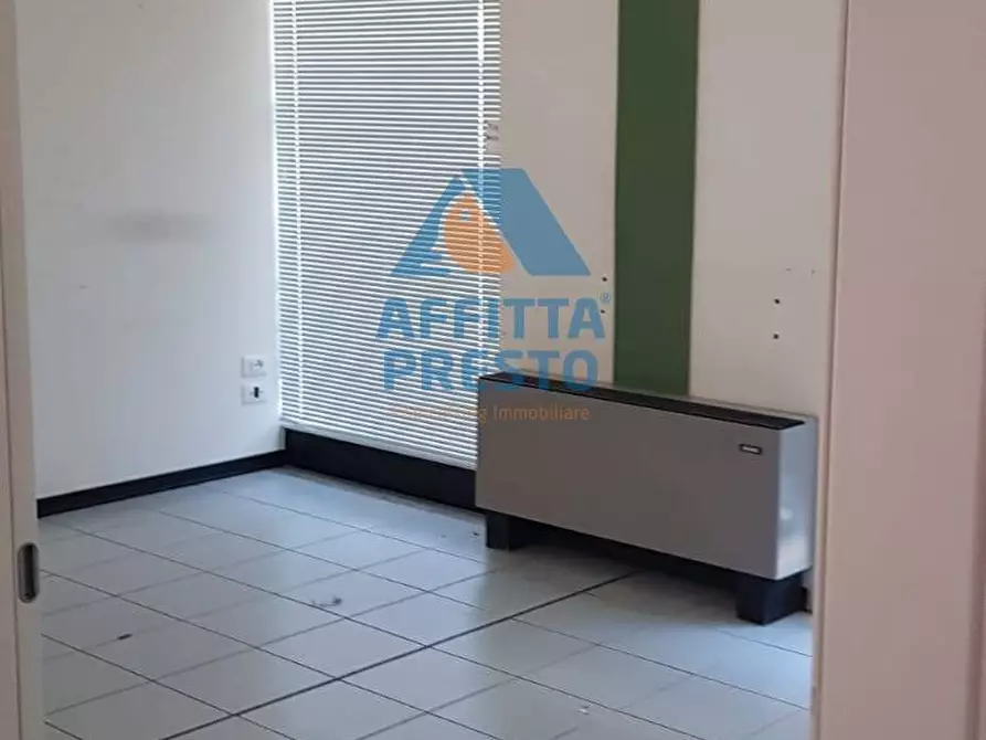 Immagine 16 di Attività commerciale in affitto  a Empoli