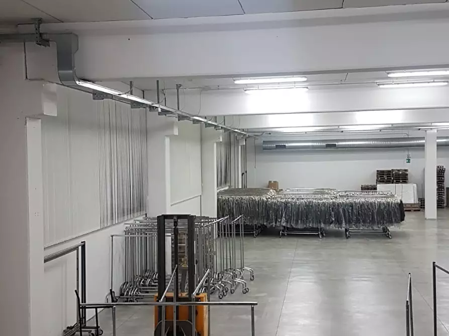 Immagine 2 di Attività commerciale in affitto  a Empoli