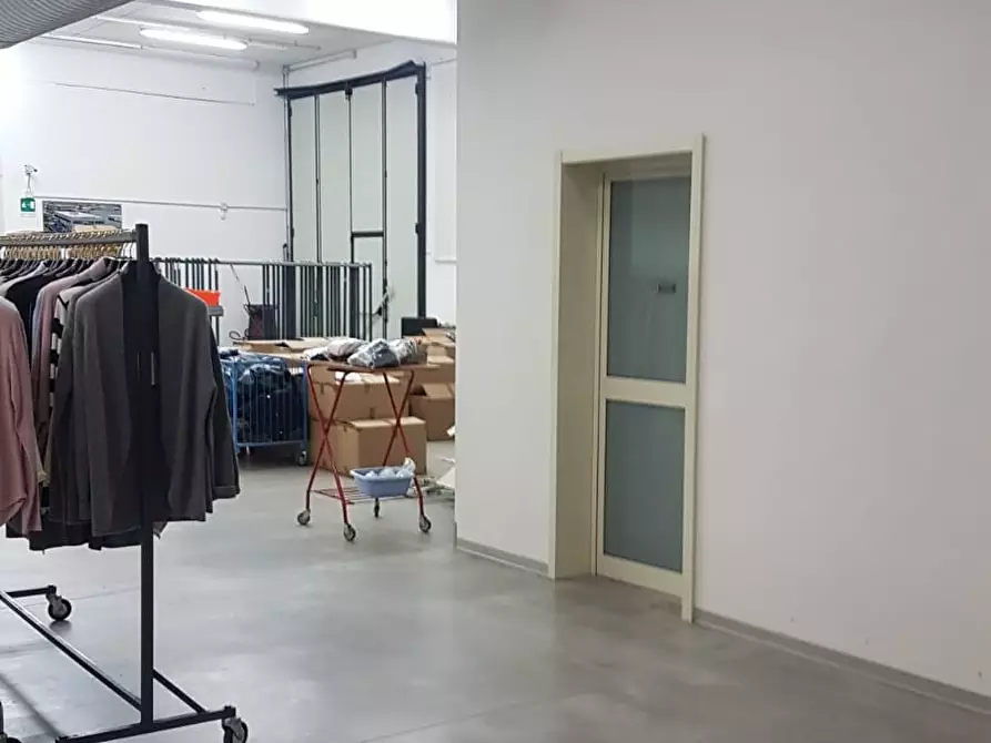 Immagine 10 di Attività commerciale in affitto  a Empoli