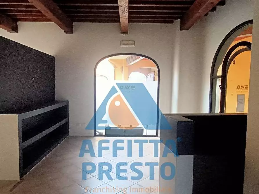 Immagine 2 di Attività commerciale in affitto  a Empoli
