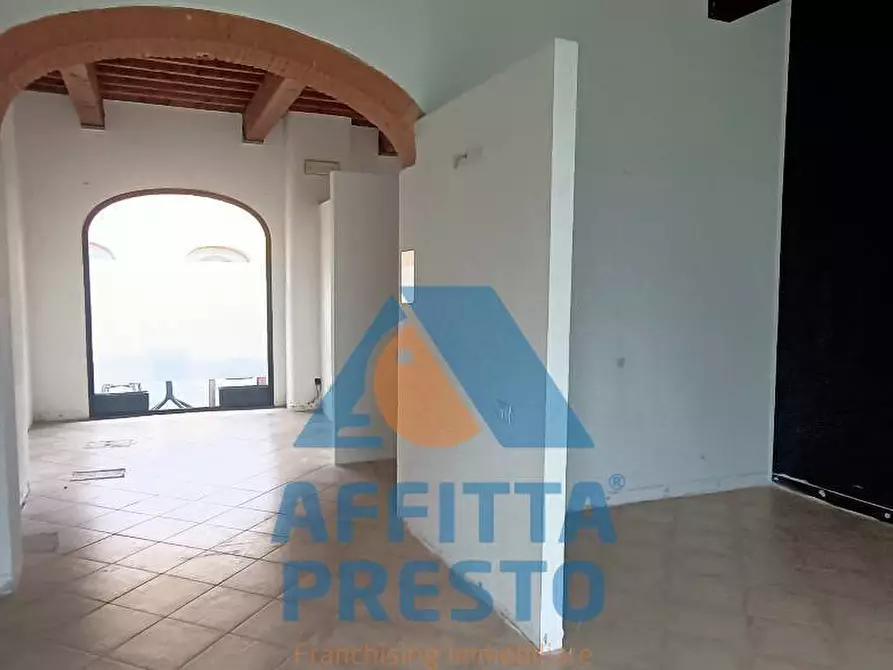 Immagine 10 di Attività commerciale in affitto  a Empoli
