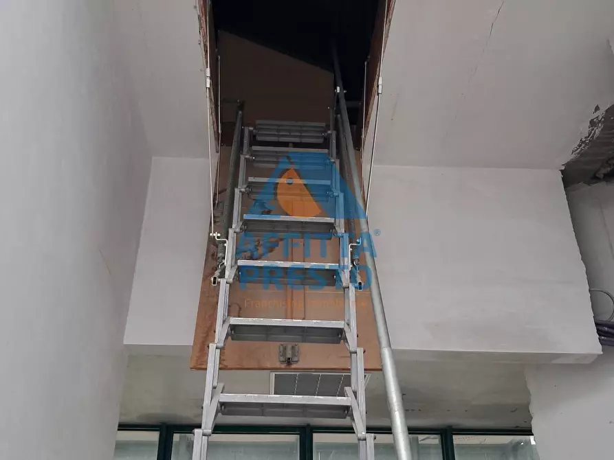 Immagine 20 di Attività commerciale in affitto  a Massa E Cozzile