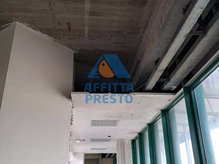 Immagine 21 di Attività commerciale in affitto  a Massa E Cozzile