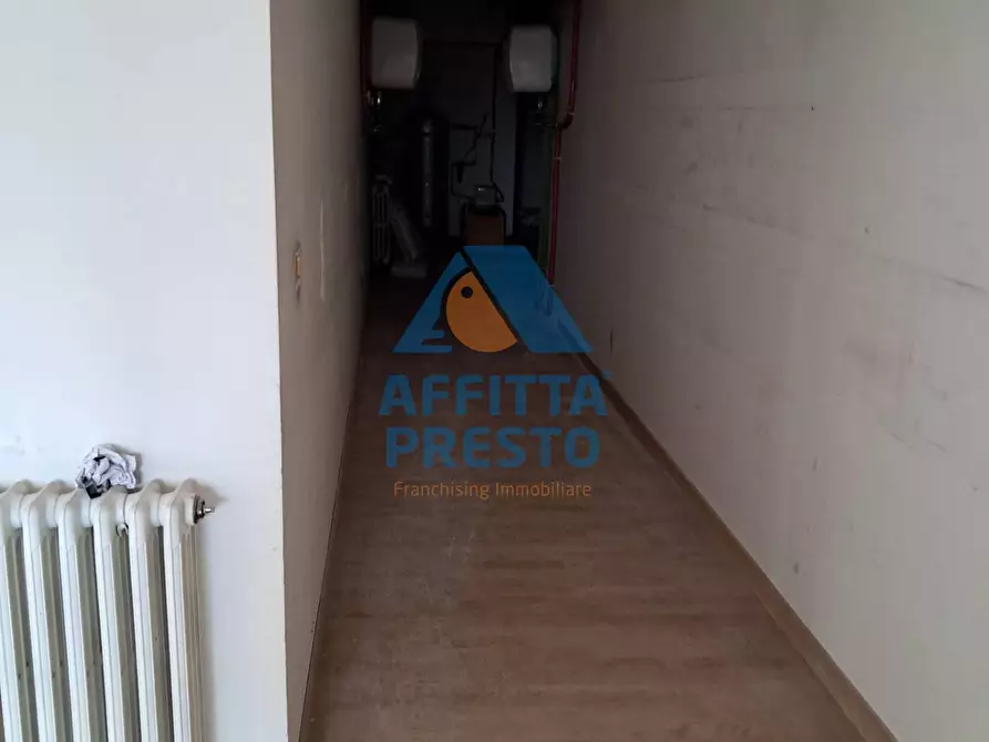 Immagine 26 di Attività commerciale in affitto  a Massa E Cozzile
