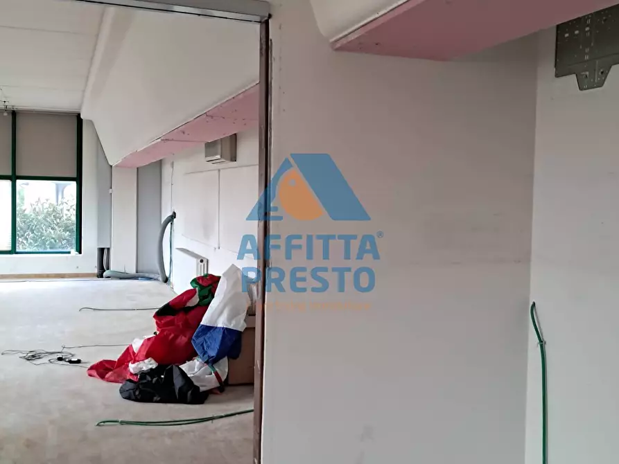 Immagine 27 di Attività commerciale in affitto  a Massa E Cozzile