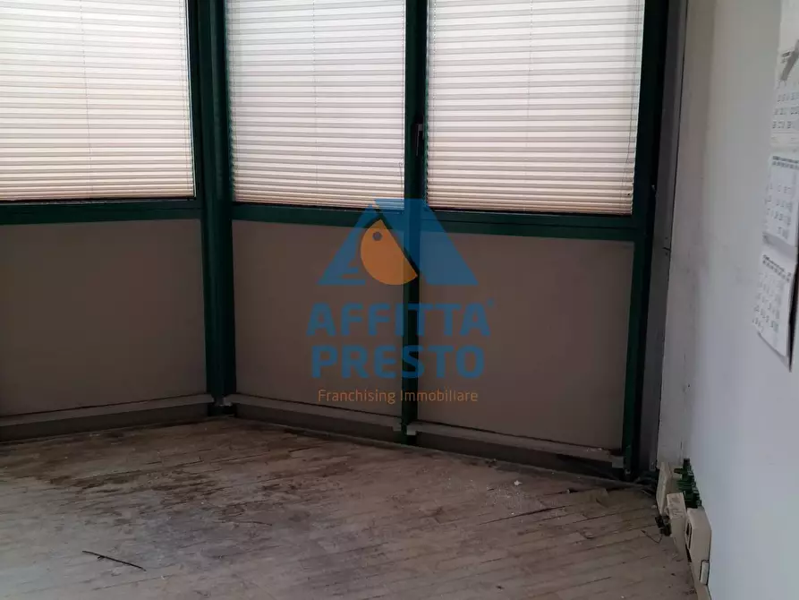 Immagine 29 di Attività commerciale in affitto  a Massa E Cozzile