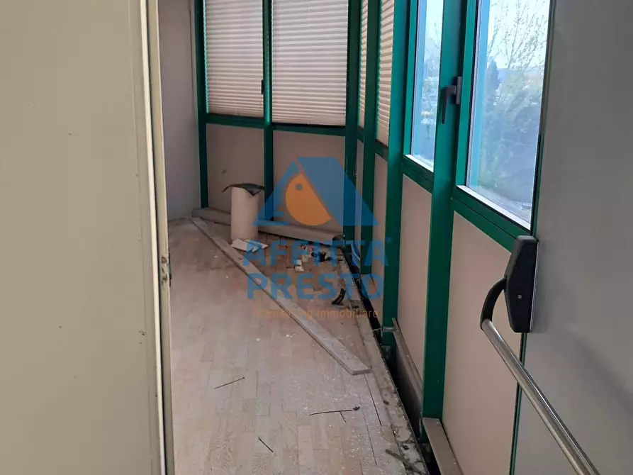 Immagine 30 di Attività commerciale in affitto  a Massa E Cozzile