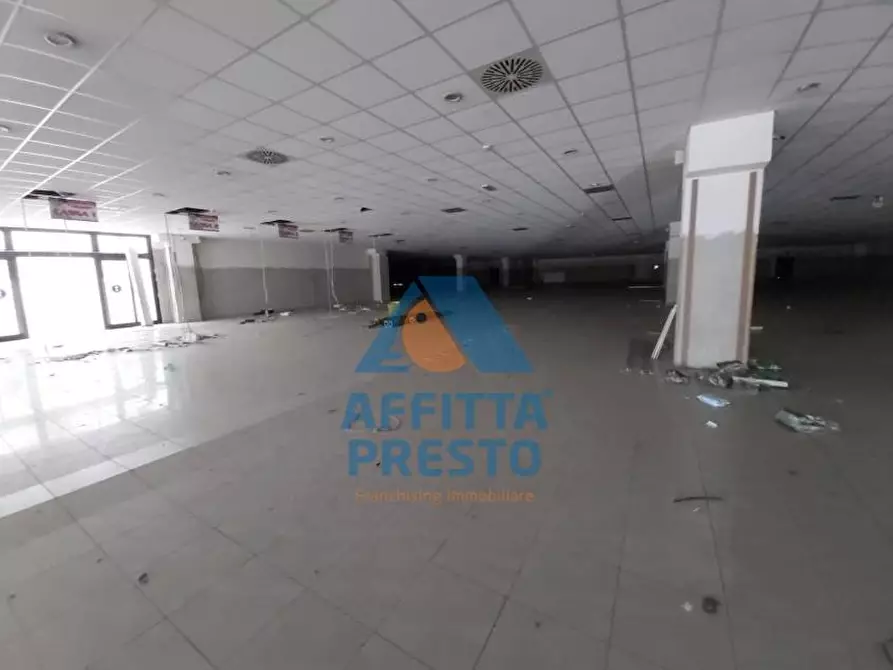 Immagine 2 di Attività commerciale in vendita  a Cascina