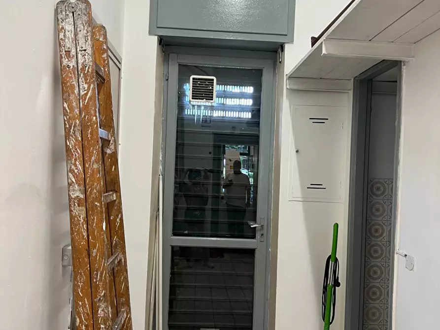 Immagine 9 di Negozio in vendita  a Torino