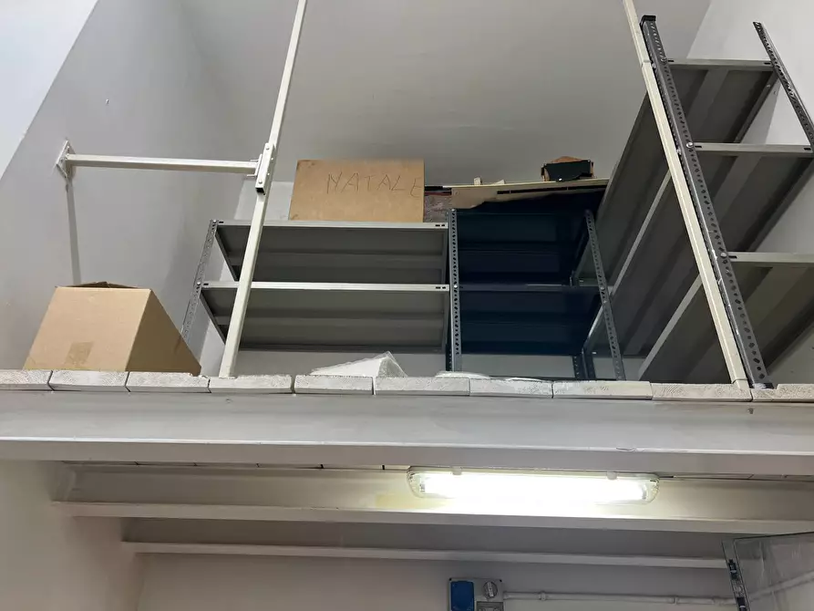 Immagine 7 di Negozio in vendita  a Torino