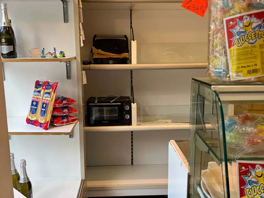 Immagine 6 di Negozio in vendita  a Torino