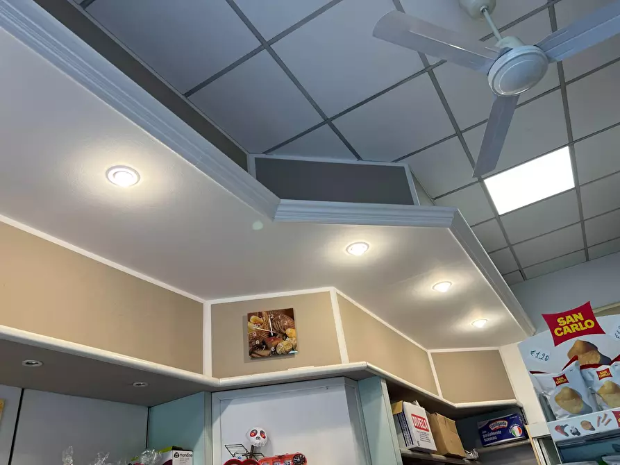 Immagine 5 di Negozio in vendita  a Torino