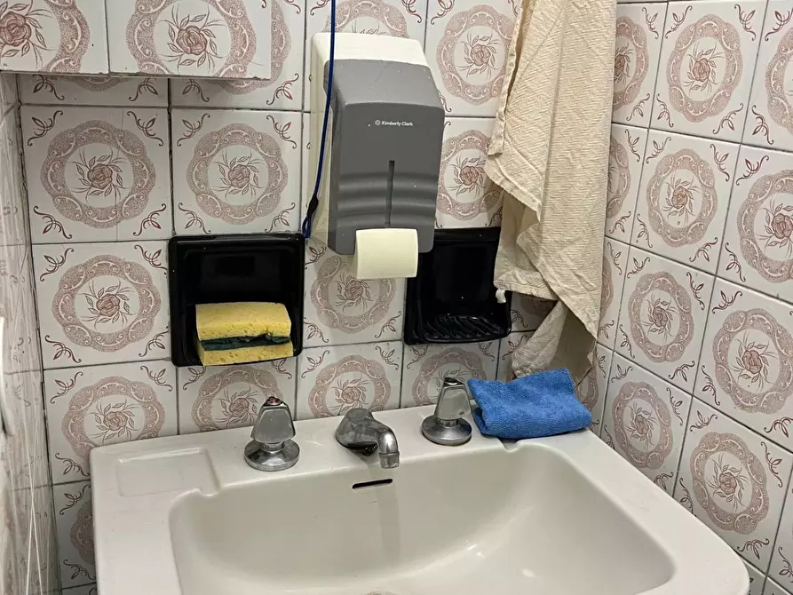 Immagine 13 di Negozio in vendita  a Torino