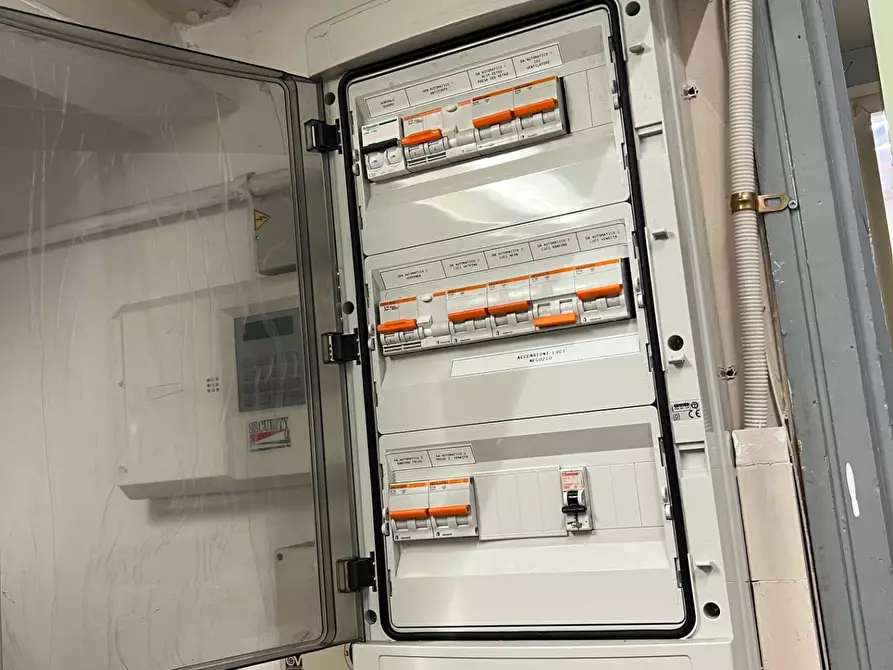 Immagine 16 di Negozio in vendita  a Torino