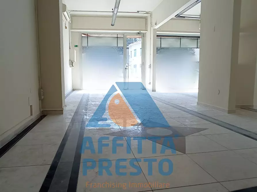 Immagine 8 di Attività commerciale in affitto  a Empoli