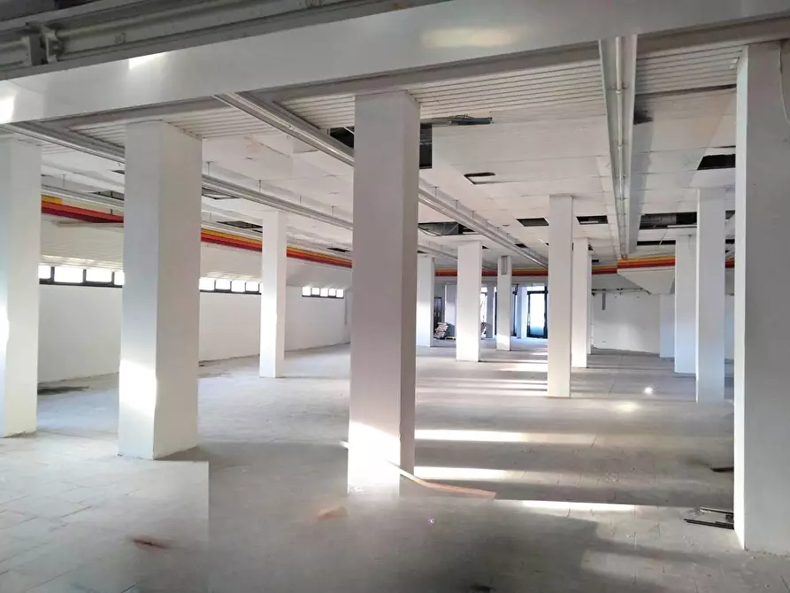 Immagine 3 di Negozio in vendita  a Busto Arsizio