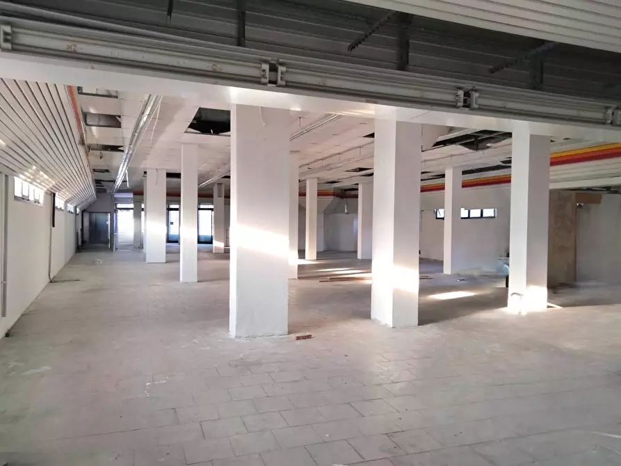 Immagine 6 di Negozio in vendita  a Busto Arsizio